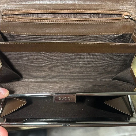 ✨ REHAB OPPORTUNITY!✨ Gucci Beige and Brown Monogram Wallet - Picture 10 of 17